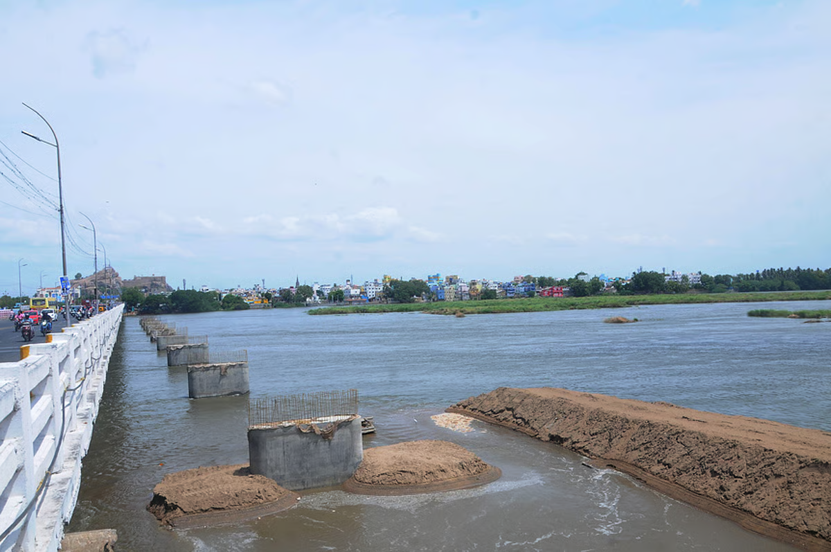 காவிரியில் வெள்ளம் ஏற்பட்டுள்ளதால், புதிய பாலத்தின் கட்டுமானப் பணிகள் நிறுத்தப்பட்டுள்ளன.